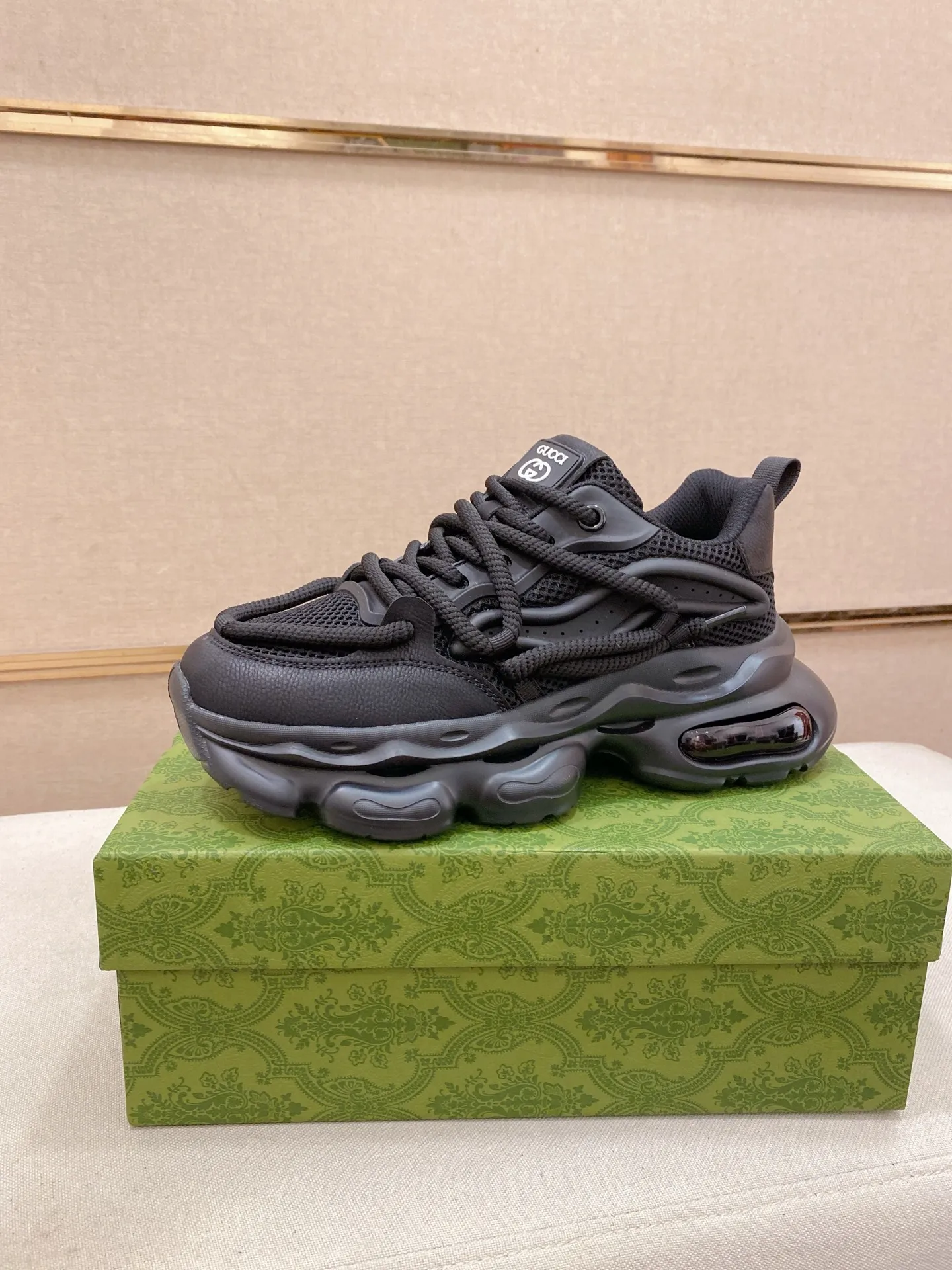Men's shoes 💰 480💰🇮🇹🇮🇹GUCCI (Gucci) top 🔍🔍 new models are on sale at the same time at the counter. The upper 🇮🇹 is made of top-grain cowhide imported from Italy. Fully imported genuine leather lining 💪💪, completely 1⃣️ to 1⃣️ replica 🇮🇹💪💪, ⚠ sole: original sole provided by the original factory, exclusive movable molded sole super comfortable, ⚠ original factory follow-up, 🔍🔍 high quality, you can go in and out of the counter at will, welcome to compare⚠. Code number:38-44
